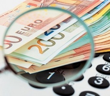 Πολλαπλοί κίνδυνοι για την οικονομία από την καθυστέρηση στην αξιολόγηση