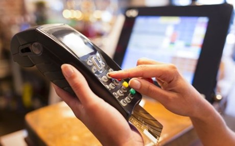 Πρόστιμο 1000 ευρώ σε επιχειρήσεις που δεν έχουν πινακίδες για POS