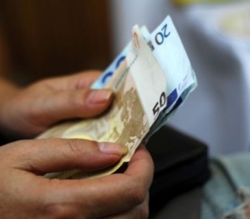 Βραδυφλεγής βόμβα: Εισφορές δέκα εργαζομένων για μία σύνταξη