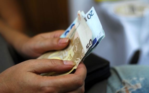 Βραδυφλεγής βόμβα: Εισφορές δέκα εργαζομένων για μία σύνταξη