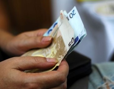 Κάτω από 800 ευρώ μικτά οι πιο πολλοί: Σύγκριση μισθών σε ιδιωτικό και δημόσιο