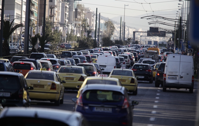 Εξετάζεται το πάγωμα των προστίμων στα ανασφάλιστα ΙΧ